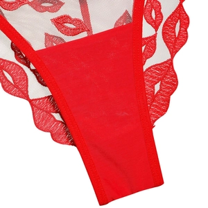 Gros plan de broderie lèvres rouges sur tulle blanc transparent d'un soutien-gorge