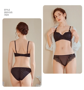 Vue avant et arrière de l'ensemble de lingerie en dentelle noire avec bonnets 3/4 et mesh