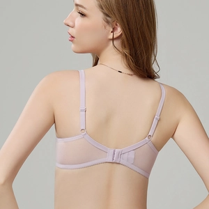 Soutien-gorge en dentelle lilas clair avec mesh respirant et dos en U porté par un modèle