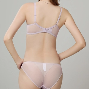 Ensemble de lingerie en dentelle lilas avec soutien-gorge en maille et culotte vue de dos