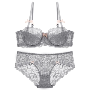 Ensemble lingerie en dentelle florale grise avec soutien-gorge demi-bonnet et nœud