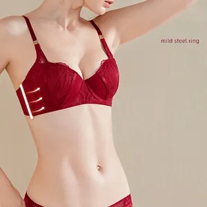 Soutien-gorge push-up en dentelle rouge élégant avec armature souple et motifs floraux