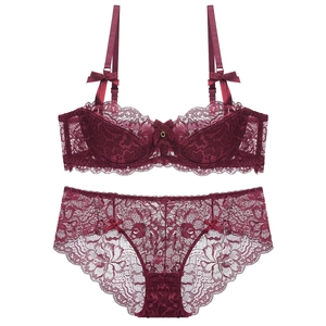 Ensemble de lingerie en dentelle bordeaux avec soutien-gorge à armatures et culotte