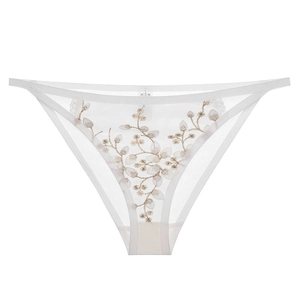 String en dentelle blanche brodée avec motifs floraux dorés et fines lanières de taille