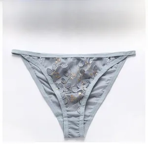 Gros plan détaillé de sous-vêtements en dentelle bleue avec broderie florale fine