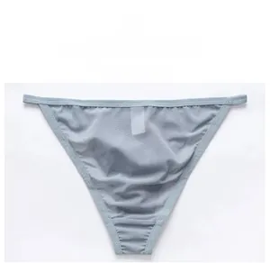 Détail de culotte en dentelle mesh bleu clair avec broderie florale respirante