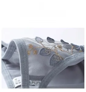 Détails de culotte en dentelle bleu clair avec broderies florales et taille élastique