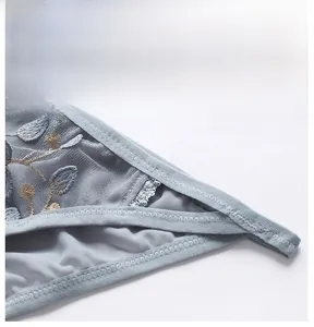 Gros plan détaillé de sous-vêtement en dentelle grise avec broderie et maille respirante