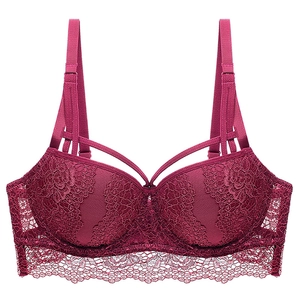 Dettaglio del reggiseno in pizzo bordeaux con spalline incrociate a più fasce