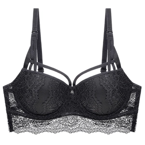 Dettaglio del reggiseno push-up in pizzo nero sexy con spalline cage e motivi floreali ricamati