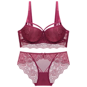Gros plan sur l'ensemble de lingerie en dentelle bordeaux avec soutien-gorge push-up