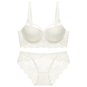 Détails de dentelle florale et design à lanières croisées sur un ensemble de lingerie