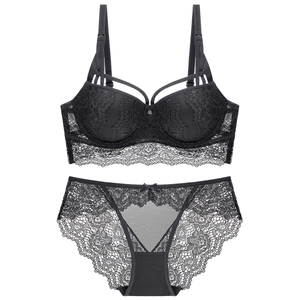 Détail à plat de l'ensemble soutien-gorge et culotte en dentelle noire brodée