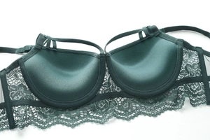 Dettaglio del reggiseno in pizzo floreale verde scuro con ferretto e doppie spalline