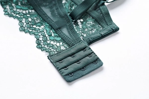 Dettaglio del reggiseno in pizzo verde scuro con chiusura posteriore a tre file di ganci