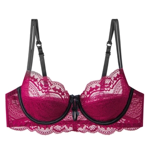 Soutien-gorge élégant en dentelle magenta avec bretelles noires et détails en satin fin