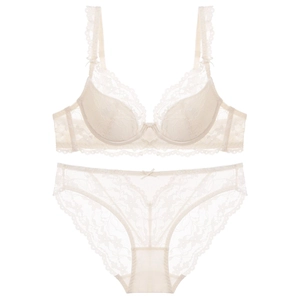 Ensemble lingerie en dentelle blanc crème avec broderies fleurs et volants