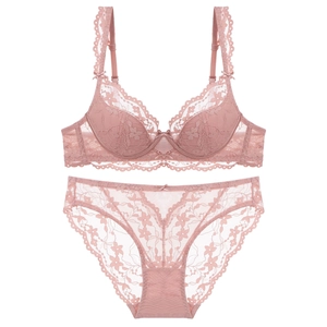 Ensemble de lingerie en dentelle avec soutien-gorge à armatures et culotte rose poudré