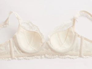 Détails de dentelle florale délicate et petit nœud élégant sur ce soutien-gorge