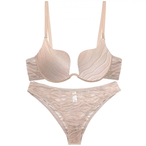 Dettaglio del reggiseno push-up a U nudo e slip coordinati con tessuto a trama ondulata