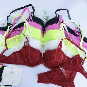Set di lingerie in pizzo in vari colori con motivi floreali e supporto con ferretto