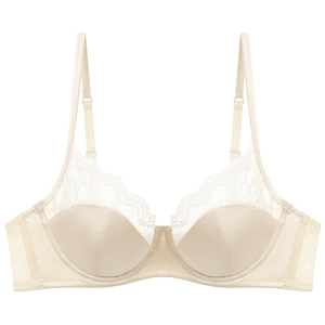 Dettaglio del reggiseno in pizzo champagne con finitura satinata e ricamo floreale