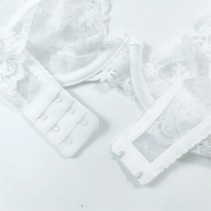 Détail de la lingerie en dentelle florale blanche avec fermeture et mesh respirant