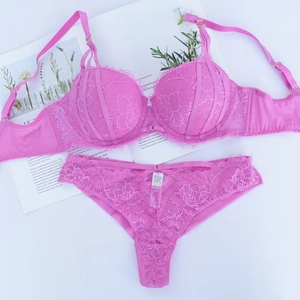 Dettaglio del set di lingerie in pizzo rosa con reggiseno push-up e slip abbinati