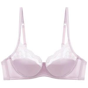 Dettaglio di un reggiseno lilla in pizzo e raso che mostra motivi floreali e tessuti lisci