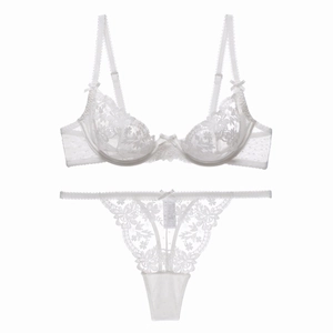Ensemble de lingerie en dentelle florale blanche avec soutien-gorge et string assorti