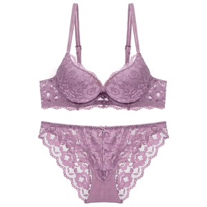 Ensemble de lingerie en dentelle violette sexy avec soutien-gorge et culotte assortie
