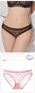 Détail du tissu en maille transparente avec motifs de cœurs et bords ondulés du slip