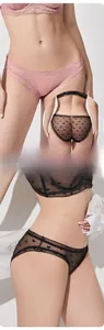 Détail des culottes en résille à motif cœur en rose et noir avec une coupe taille basse