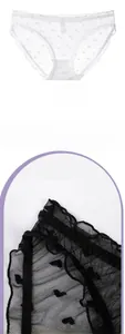 Détails de culottes en dentelle transparente avec motifs de cœurs et taille ondulée