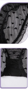 Détail de culotte en tulle noir transparent avec motifs cœurs et bords à volants délicats