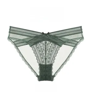 Detail van groene kanten slip met gekruist taille-ontwerp en klein strikje