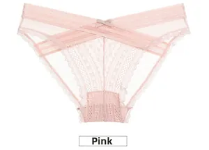 Detailopname van roze kanten slipje met verfijnde bloemenpatronen en een klein strikje