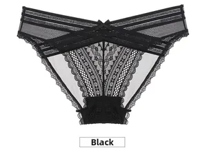 Detailopname van zwart bloemenkant en mesh-stof op deze damesonderbroek met lage taille
