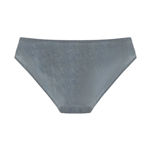 Dettaglio della trama a costine e dei bordi senza cuciture di questo slip donna blu denim