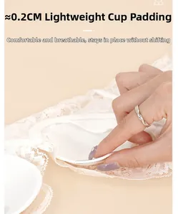 Gros plan sur le bonnet de soutien-gorge en dentelle blanche de 0,2 cm d'épaisseur