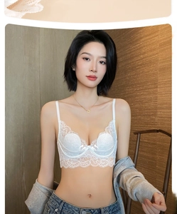 Vue détaillée du soutien-gorge français en dentelle blanche à bords festonnés