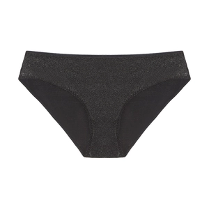 Dettaglio di slip neri glitterati a vita bassa con bordi senza cuciture e tassello in cotone