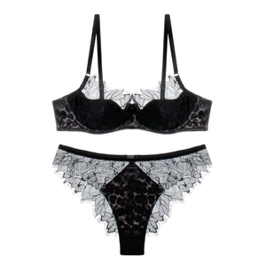 Set lingerie con stampa leopardata e pizzo nero con reggiseno e mutandine eleganti