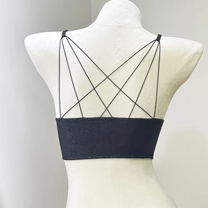 Reggiseno stile francese con spalline sottili e incrocio geometrico sulla schiena