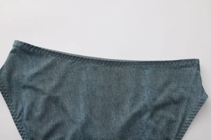 Dettaglio macro di biancheria intima blu scuro effetto denim con cuciture fini e tessuto morbido