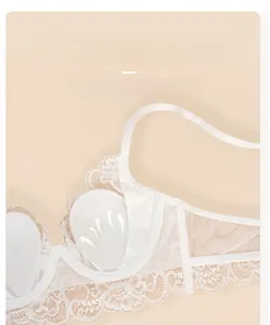 Vue détaillée du soutien-gorge en dentelle blanche avec coussinets fixes oreilles de lapin