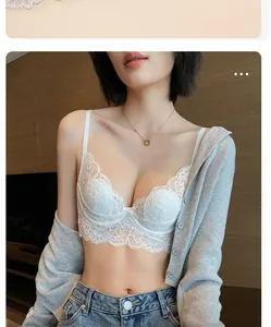 Détail d'un soutien-gorge en dentelle florale blanche avec petit nœud et fines bretelles
