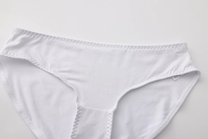 Dettaglio macro del cavallo in cotone bianco traspirante e cuciture rinforzate dell'intimo