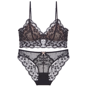 Schwarzes Set aus französischer Spitzen-Bralette und Slip mit dünnen Trägern ohne Bügel