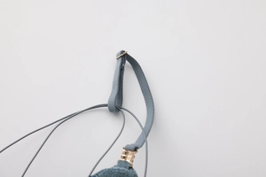 Dettaglio di spalline regolabili blu grigio con eleganti fibbie dorate per reggiseni